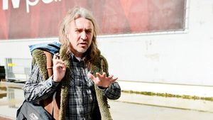 Nașul în cojoc și teniși:** "Hainele mă reprezintă"