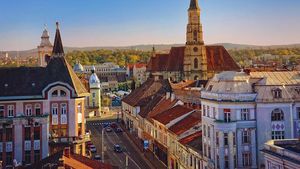 Expoziția "U100" a fost vandalizată! FOTO | Cum arată acum panourile care întruchipează legendele Universității