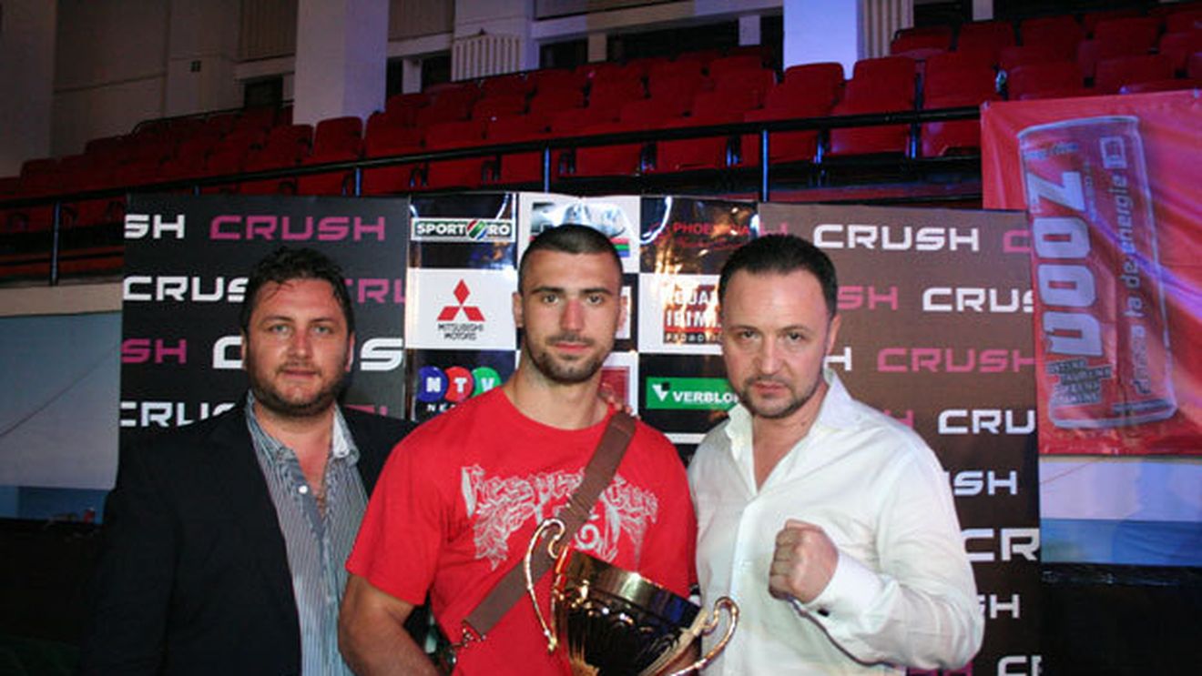 Superkombat își stabilește superlativele anului 2014. Andrei Stoica și Amansio Paraschiv, românii care se duelează în voturi pentru titlul "luptătorul anului"