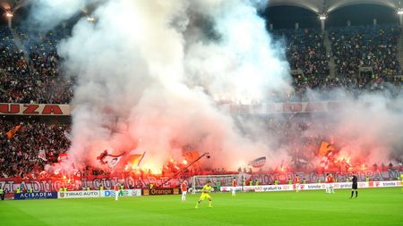 GALERIE FOTO | Dinamoviștii n-au mai avut coregrafie la derby, dar au făcut spectacol cu torțe și fumigene. Derby-ul a început cu 5 minute întârziere