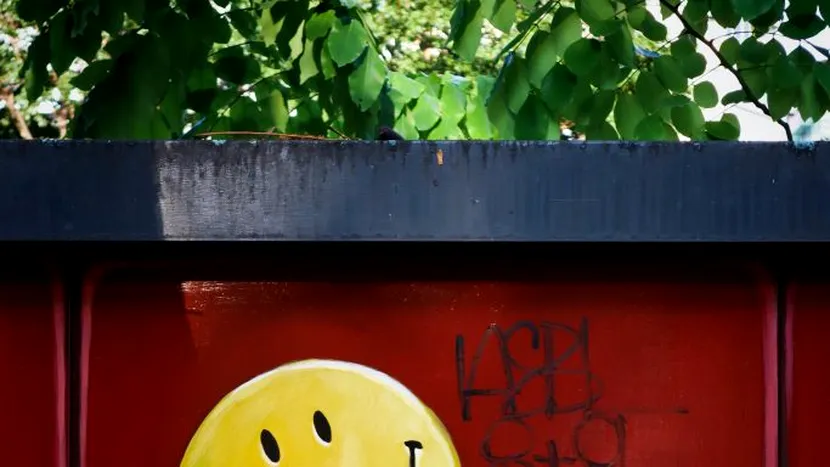 Bancul zilei. O brunetă stă pe marginea unei şosele şi numără: 81, 81, 81 |  Ce îi spune o blondă