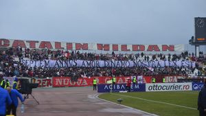 Dinamoviștii și rapidiștii au afișat mesaje față de evenimentele din Ucraina: "Genocid sovietic, miraj european - recapitularea istoriei în Piața Maidan"