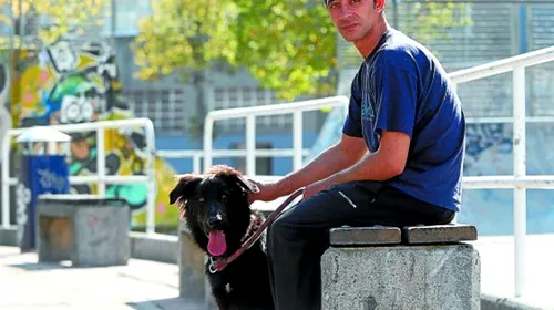 Gestul anului în fotbal! Acest om al străzii a dormit timp de opt luni alături de câinele său în fața stadionului, apoi a fost angajat de un club important. Cum a reacționat când a primit vestea