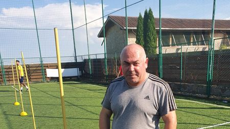 ”Șansele să se repete atacul cerebral sunt mari, dar nu poți să te gândești doar la asta”. Mărturisirile tulburătoare ale lui Florin Axinia despre a doua lui viață: ”Maximum de efort permis e să mă plimb ca un pieton”. E convins că ”folcloristele” erau o regulă în Liga 1: ”Cam toți procedau la fel” | EXCLUSIV