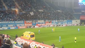 Momente de panică pe stadionul Ion Oblemenco: medicii de pe salvare, chemați să intervină de urgență în Peluza Nord Craiova! Meciul a fost întrerupt câteva minute de Kovacs