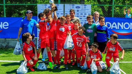 Alex Chipciu i-a premiat pe micii fotbalisti de la "Eliade" in Cupa Hagi Danone Bucuresti!