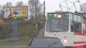 Gest inexplicabil al acestui șofer! VIDEO - Accident între un tramvai și o mașină