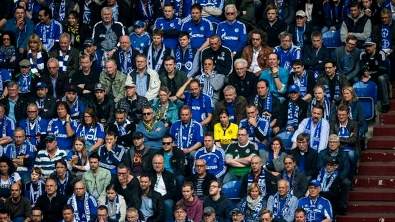 Mister elucidat! Explicația fotografiei care a făcut înconjurul internetului după Schalke - Dortmund. De ce se afla această femeie în mijlocul fanilor rivali