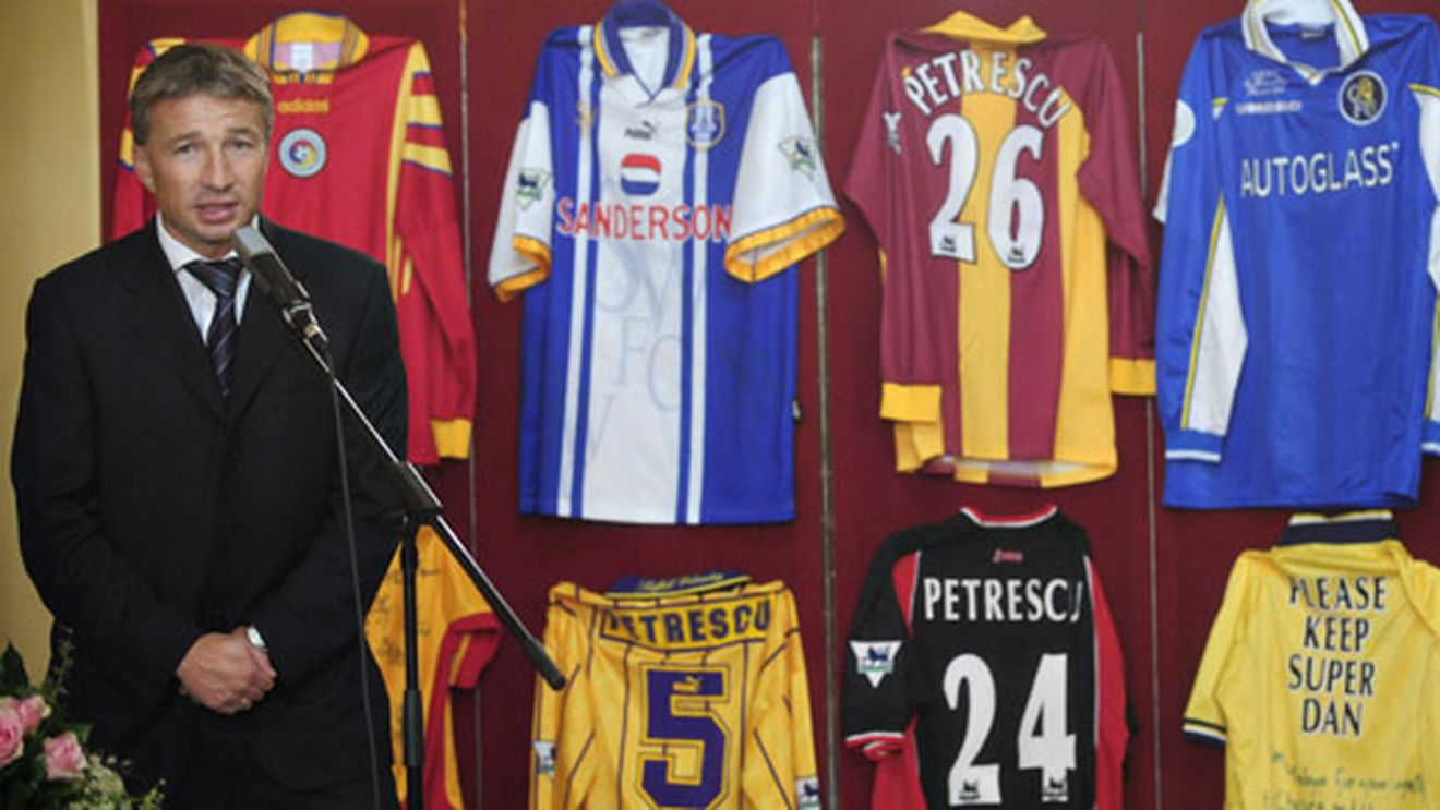 Cuvintele astea îl vor emoționa până la lacrimi pe Dan Petrescu, "servitorul erou"!** "Povestea lui arată că nu totul poate fi cumpărat cu bani!"