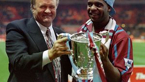 Dramă în Anglia. Un fost fotbalist de la Aston Villa și Manchester City, ucis de poliția britanică. VIDEO | Golul fenomenal prin care a rămas în memoria microbiștilor