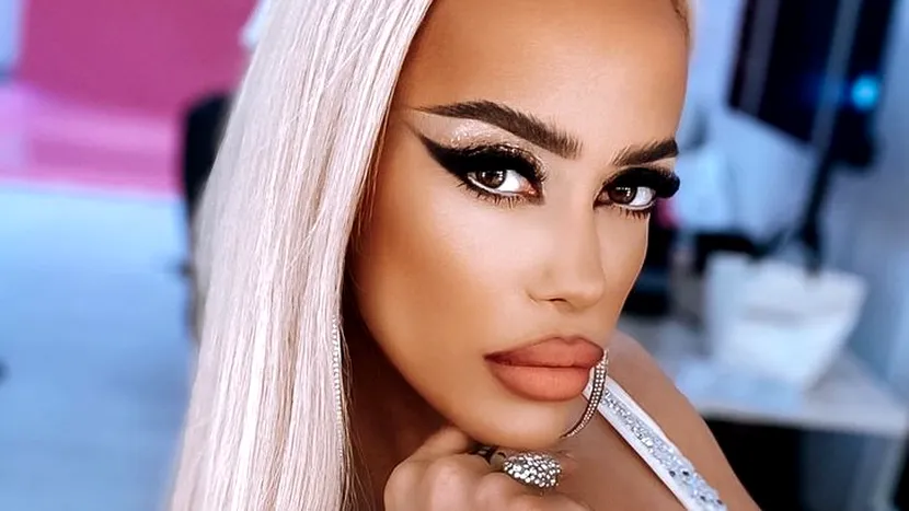 Anda Adam și-a găsit mașina avariată. ”Cineva de la balcon probabil mi-a aruncat ceva pe parbriz ”