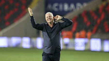 Înjurat de mamă și de copii, Marius Șumudică a reacționat: „Am vrut să sar în tribună! M-au scuipat”