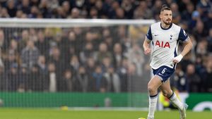 Ce au scris britanicii despre Radu Drăguşin după Tottenham - Wolves 2-2, meciul care ar putea fi ultimul la Spurs pentru Ange Postecoglou