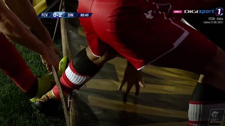 Montini, aproape de o accidentare groaznică! FOTO | Italianul și-a prins piciorul într-un panou publicitar după golul de 2-0