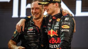 Echipa lui Max Verstappen, dezvăluiri despre „bătălia” cu Lewis Hamilton: „A fost o strategie extraordinară, dar a avut și foarte mult noroc!”
