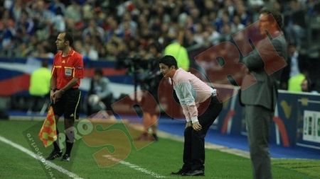 De ce am pierdut în Franța?** "Ei au pe bancă o legendă, noi un puști care nu putea să degajeze 40 de metri când era fotbalist"