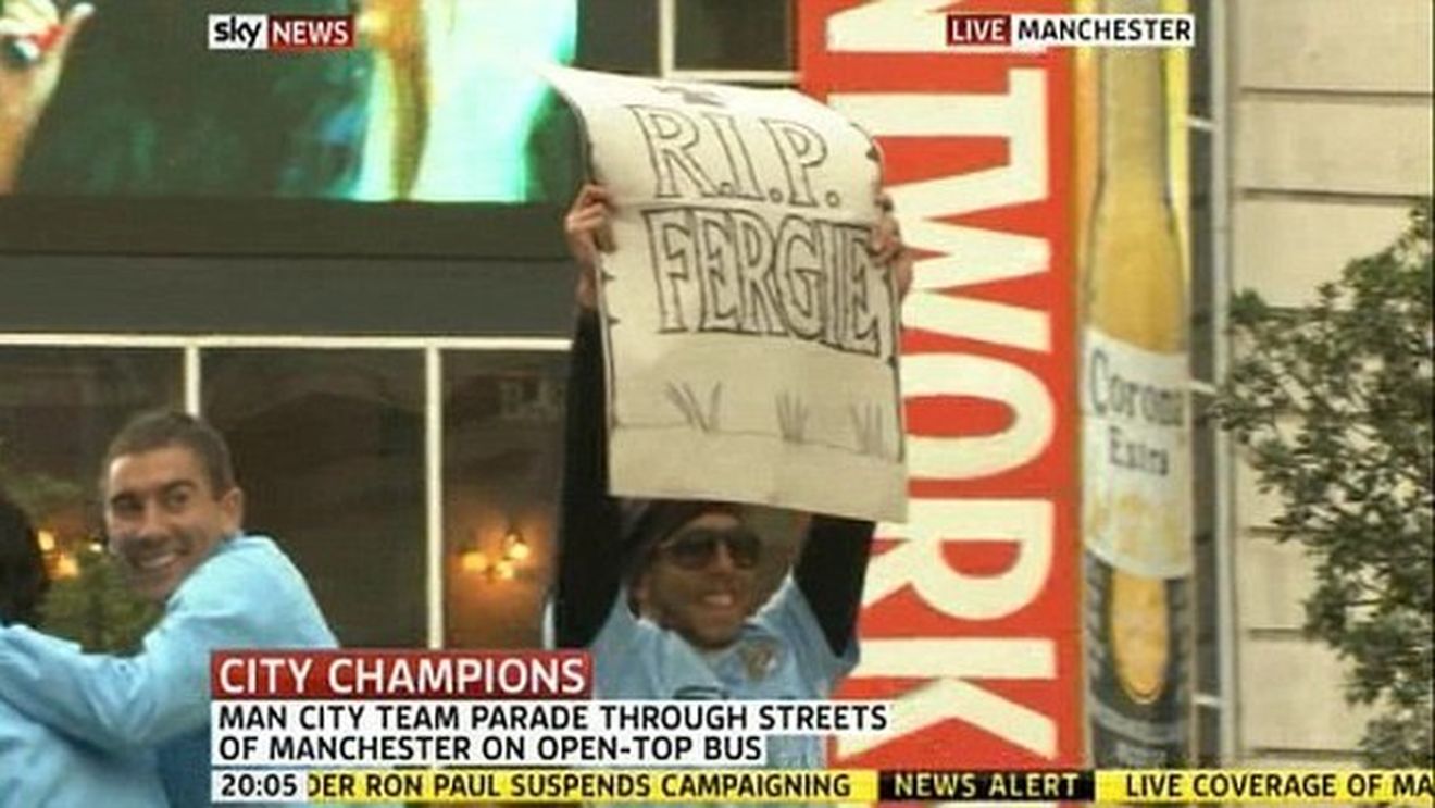 Un an au așteptat asta! **FOTO: Cum au răspuns "diavolii" la cartonul ridicat de Tevez, pe care era inscripționat "RIP Fergie"