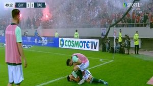 Scandal uriaș în Grecia! Meciul Olympiakos - Panathinaikos, întrerupt definitiv! Un jucător a fost rănit, iar haosul a început în minutul 50 | FOTO