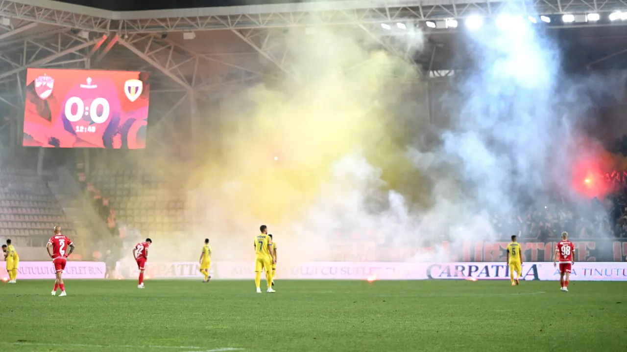 Ce sancțiune riscă Dinamo și Petrolul după ce suporterii au aruncat cu torțe în teren! Jandarmeria nu a putut dejuca planul fanilor