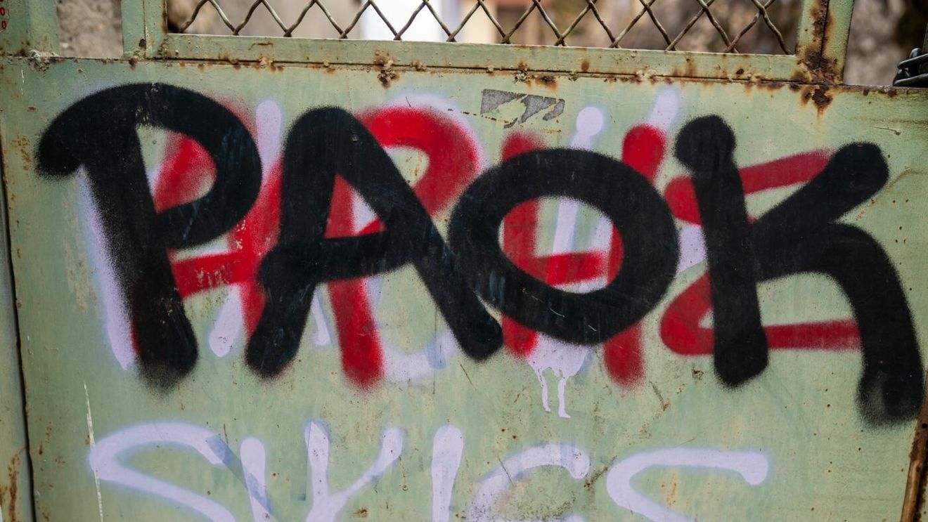 Rivalitatea dintre cele trei echipe din Salonic, descrisă în arta urbană de ultrașii greci. FOTO