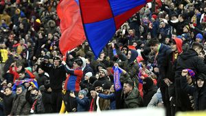 Suporterii lui FCSB nu au voie să poarte tricouri roș-albastre la meciul cu West Ham, din Conference League! „Au primit un mail”