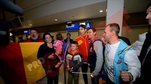 FOTO: Naționala a ajuns în Grecia, peste 30 de suporteri au așteptat-o la aeroport: „Să ne duceți la Rio!”