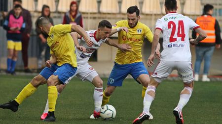 Ştefan Bărboianu vede partea pozitivă a meciului cu Sepsi, pierdut şi care a adus eliminarea Petrolului din Cupa României. ”Ne dă încredere. Am văzut nivelul la care suntem.” Cum a comentat decizia arbitrului de a întrerupe jocul