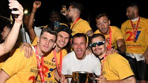 Darius Olaru și declarația serii, direct din autocarul decapotabil care i-a plimbat pe fotbaliștii FCSB prin București!