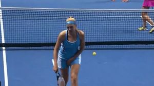 Fază rară în duelul românesc de la Sankt Petersburg! Monica Niculescu a lovit-o cu mingea sub centură pe adversară | VIDEO