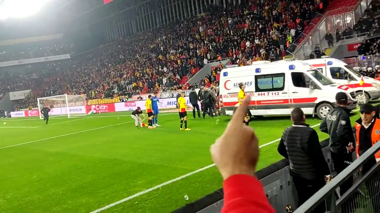 Scene îngrozitoare în Turcia! Un fan l-a băgat în spital pe portar după ce i-a rupt steagul de la colțul terenului în cap | VIDEO
