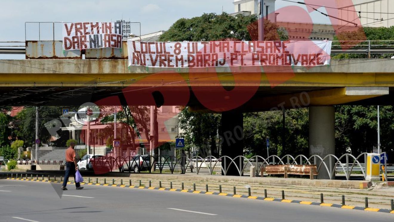 Lipsesc fanii rapidiști la barajul cu Chiajna? "Vrem în A, dar NU așa!" FOTO Bannerele afișate de suporterii giuleșteni