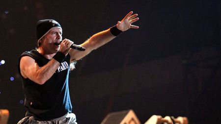 Solistul trupei Iron Maiden, pilotul celor de la FC Liverpool!