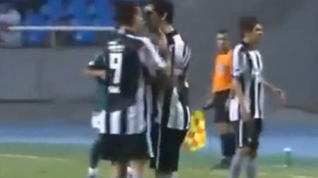 VIDEO **Doi jucători și-au lăsat echipa în inferioritate după ce s-au luat la bătaie