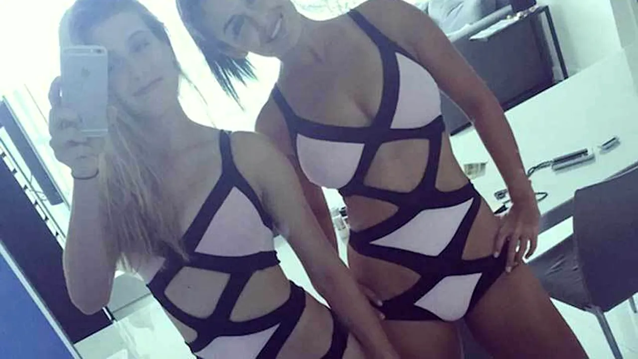 FOTO | Eugenie Bouchard s-a pozat în costum de baie împreună cu sora ei geamănă