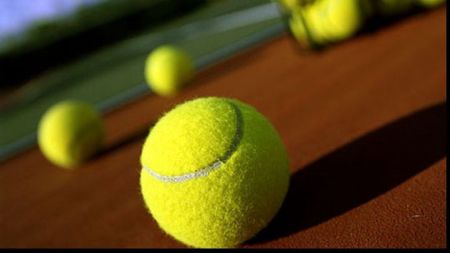 Ce poți face cu racheta de tenis pe timp de pandemie. Patru variante inedite cu care îți poți suprinde partenerul acasă | VIDEO
