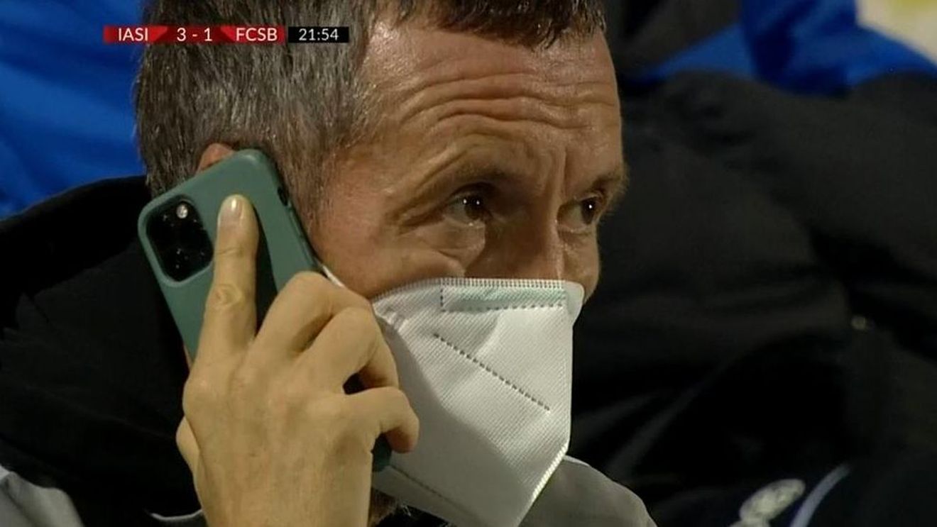 Mihai Stoica, explicație genială! Ce face cu telefonul la ureche pe banca FCSB: „Îmi place să ascult asta, e viața mea!”