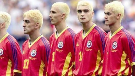 Vă mai aduceți aminte "naționala blondă" din 1998?** VIDEO Irlandezii au preluat modelul lansat de români