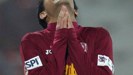 Bastos, înlocuit după ce abia a atins mingea în 31 de minute!** Costa l-a scos după o fază în care fanii i-au sărit în cap