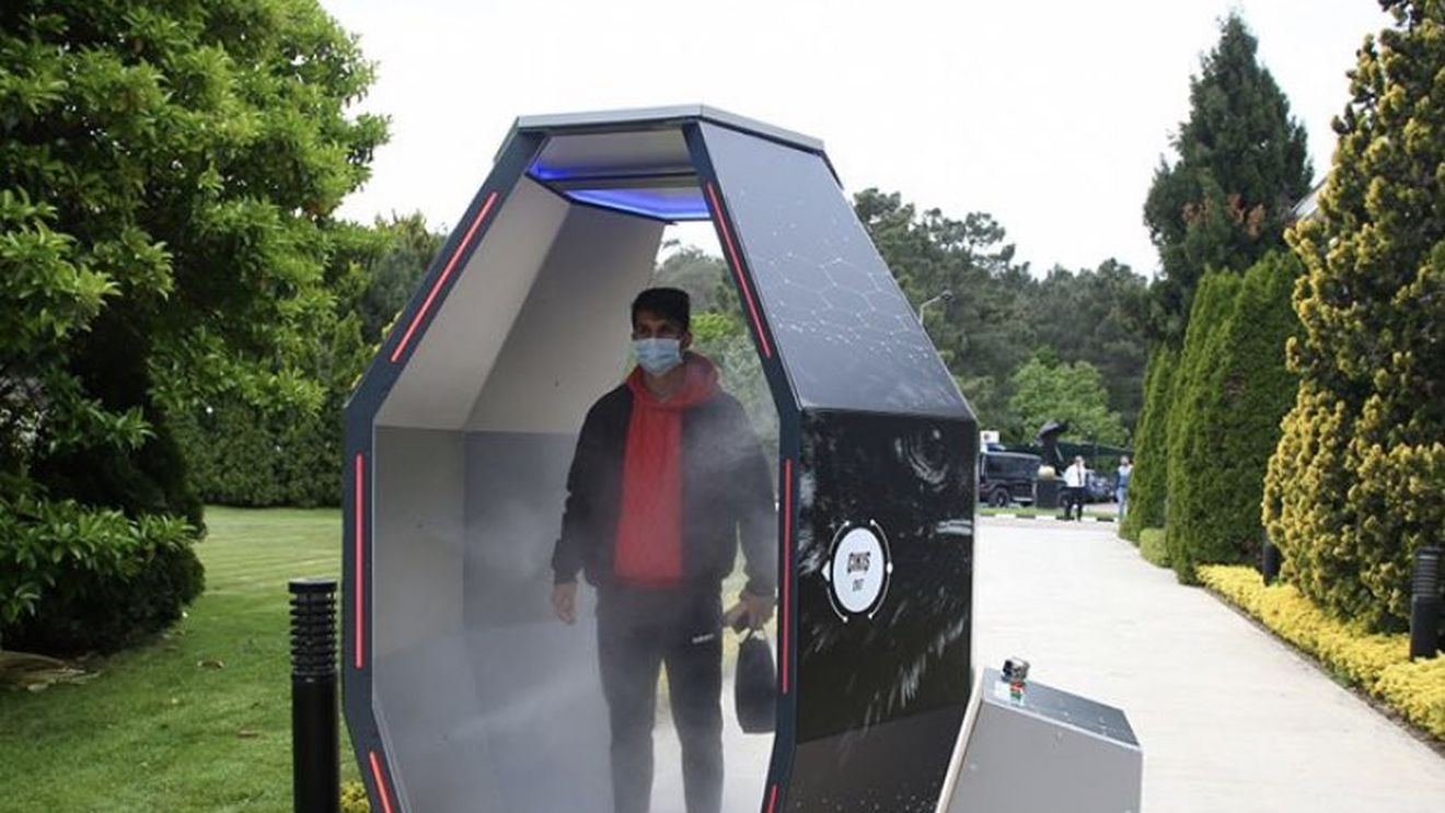 Cabină de dezinfectare futuristă la Beșiktaș Istanbul. Toți angajații clubului trebuie să treacă prin ea
