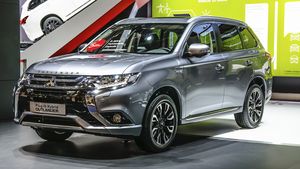 O tânără s-a plâns că nu are cu ce să ajungă la școală. După ce a muncit toată vara pentru a-și lua o mașină la mâna a doua, celebrul milionar i-a făcut cadou un SUV nou!