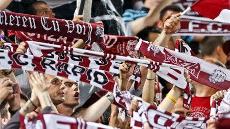 Uniți în fața unei tragedii. Galeria Rapidului strânge bani pentru familia suporterului petrolist care a căzut din tren înaintea meciului din Supercupă