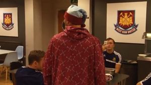 VIDEO - Răzvan Raț a stârnit hohote de râs în vestiarul lui West Ham și colegii l-au filmat cu telefonul