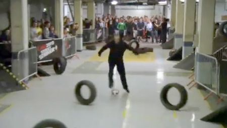 VIDEO** În criză de formă la echipa de club, Rooney se descurcă mai bine prin reclame