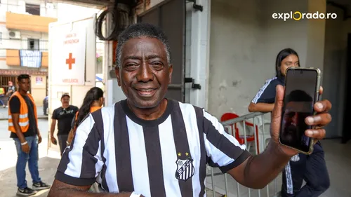 Imaginile momentului din Santos: „Sosia” lui Pele s-a pus și ea la rând pentru a-i aduce un ultim omagiu lui „O Rei”. Brazilienii își fac fotografii de grup | GALERIE FOTO