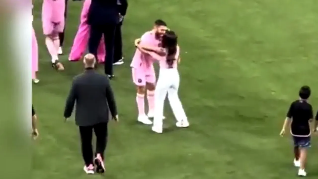 Antonela Roccuzzo l-a confundat pe Lionel Messi și a fost la un pas să sărute un alt jucător de la Inter Miami! Imaginile fac înconjurul lumii | VIDEO