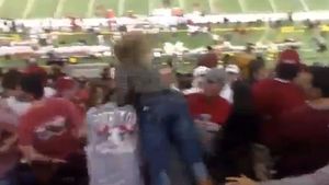 VIDEO - Bătăile dintre ultrași sunt joacă de copii! O femeie a lovit un bărbat în toate stilurile, la un meci de fotbal american