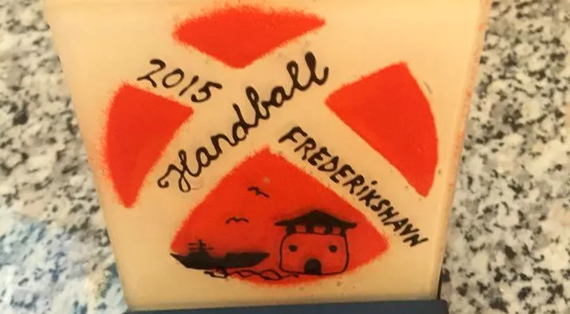 CM DE HANDBAL 2015 | România, primită cu suprize la Frederikshaven. Peste 100 de femei au tricotat niște căciulițe cu ciucuri în culorile naționale. Ce au pregătit câțiva copilași de 3 ani pentru tricolore