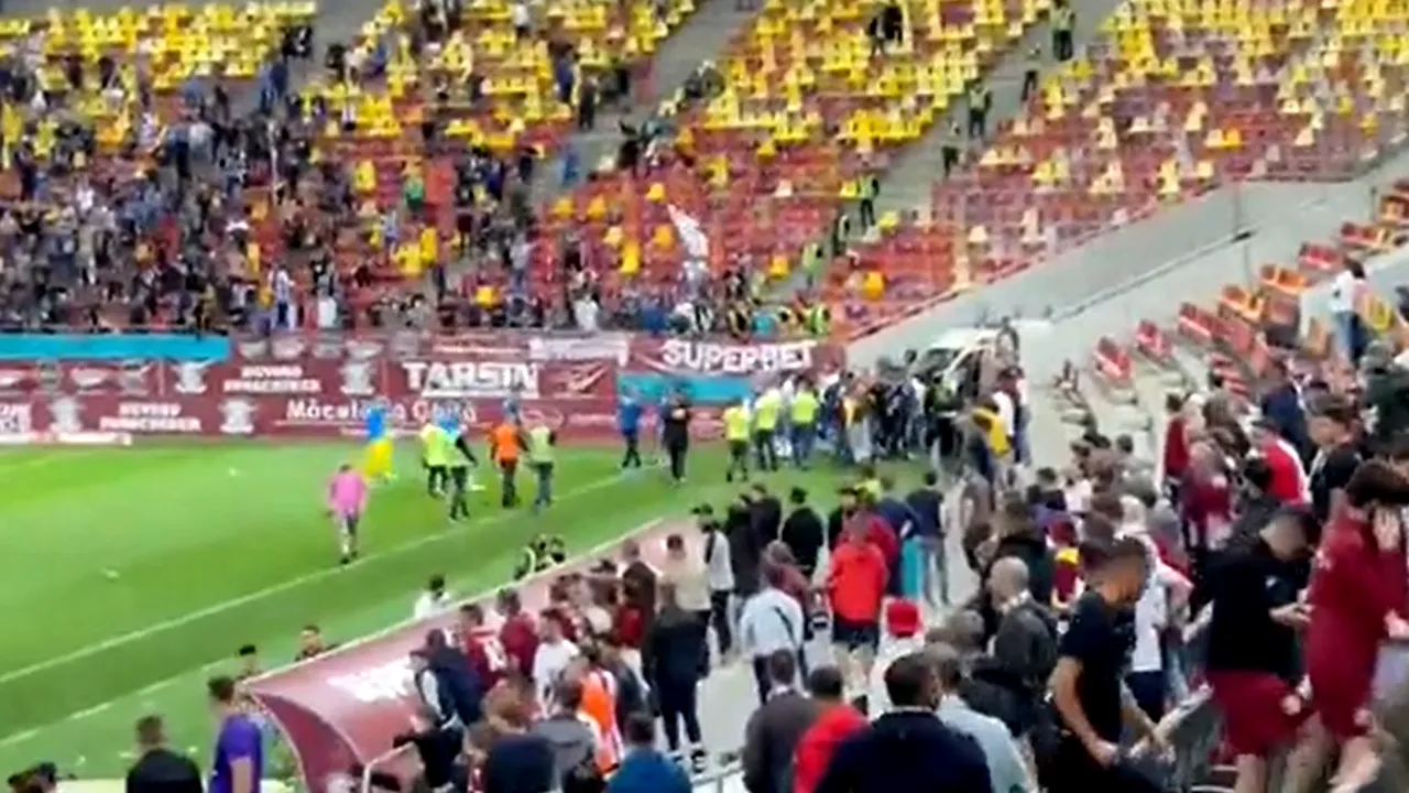 Imagini șocante pe Arena Națională! Jucătorii Universității Craiova, scoși de pe teren cu jandarmii. Ce au făcut rapidiștii pentru a-i bloca | VIDEO