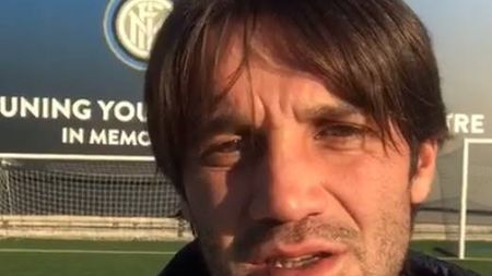 FOTO & VIDEO | "Moș Crăciun" Chivu și-a luat rolul în serios! Fostul căpitan al naționalei a făcut 200 de copii fericiți de la clubul de la care a plecat în fotbalul mare, CSM Reșita