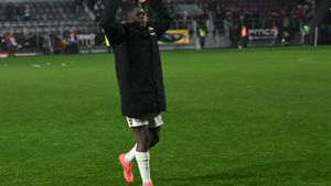 Cum au reacționat fanii giuleşteni când Kader Keita a ieşit pe teren înainte de Rapid - Dinamo